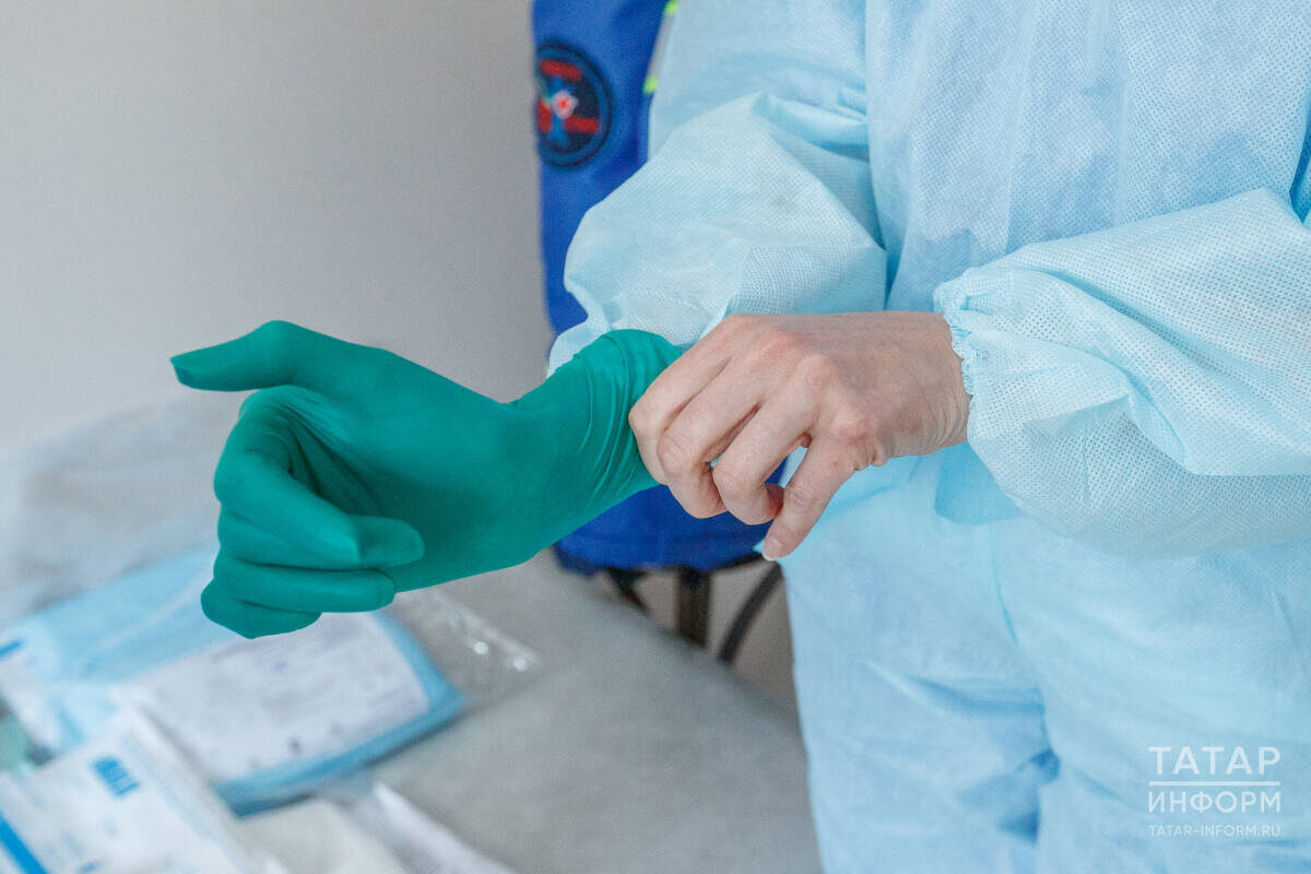 Во время пандемии COVID-19 распространялся миф о том, что ношение резиновых перчаток ведет к экземеФото: © Владимир Васильев / «Татар-информ»