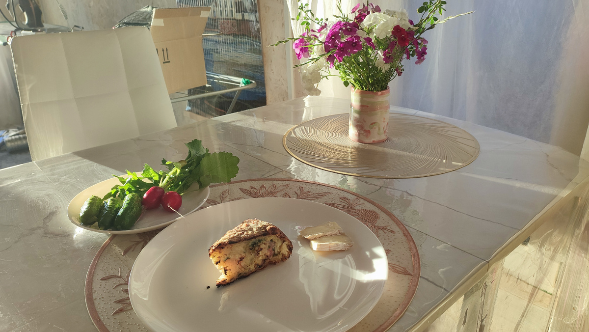 Солнечный свет восхода заливает комнату