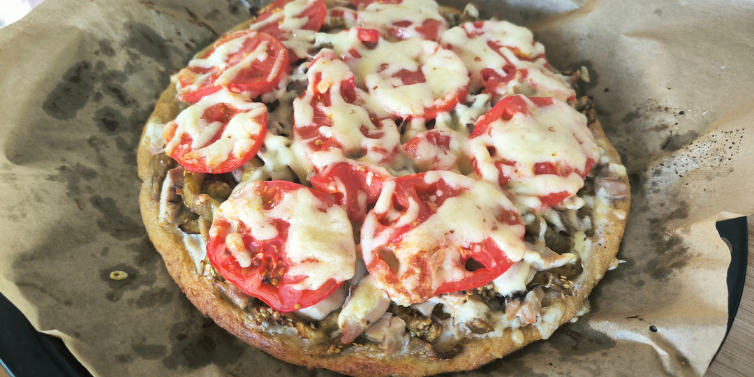 Простой и сытный: открытый пирог с курицей и баклажанами на творожном тесте