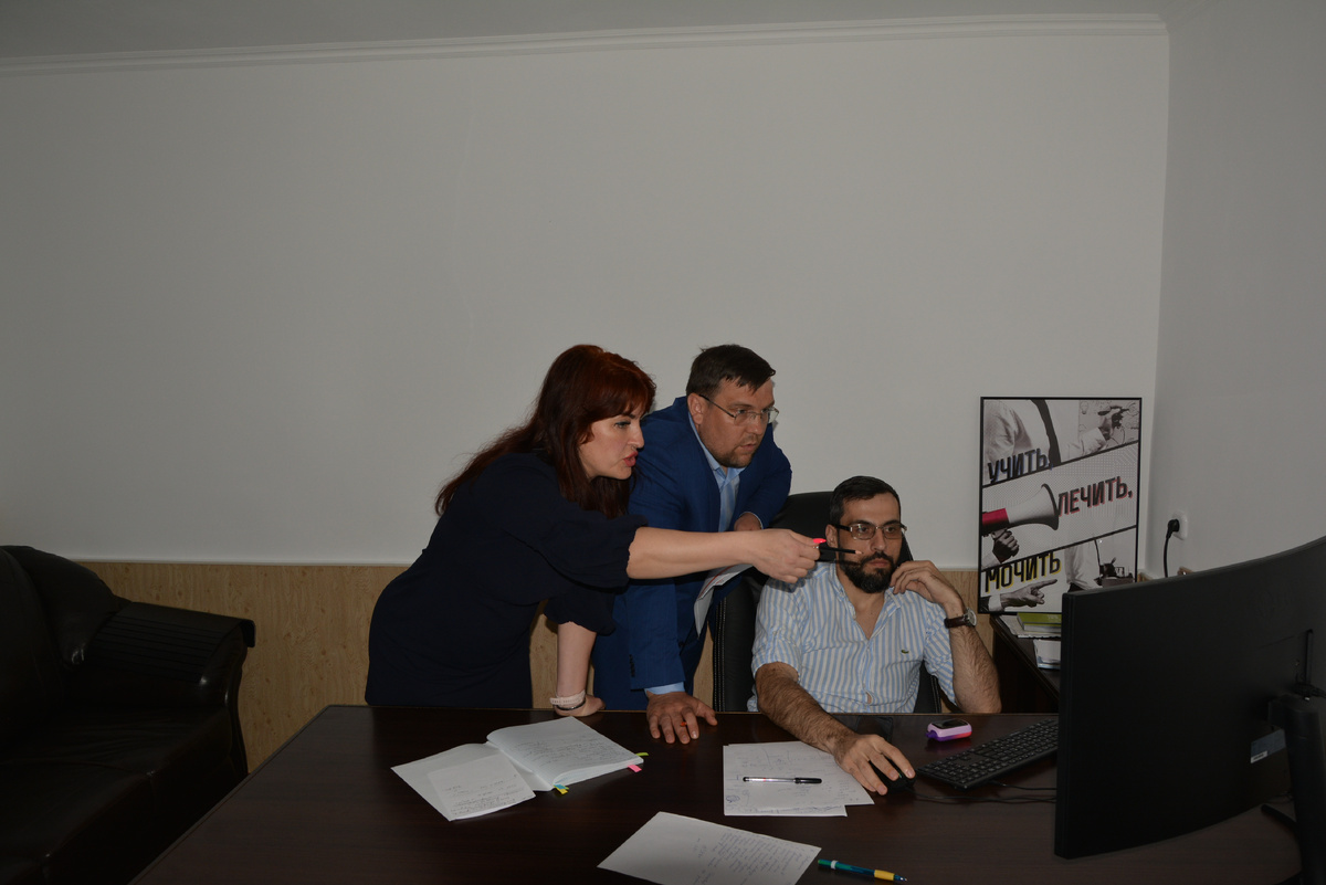 Большие мечты начинаются с ежедневной работы. Это фото — как символ того, что за каждым успехом стоит труд и команда.