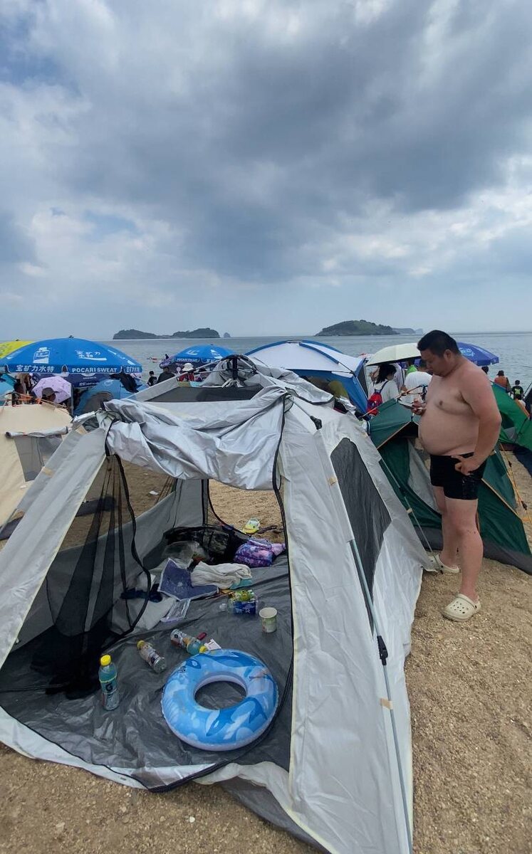 Пляж Ракушка в г. Далянь забит палатками