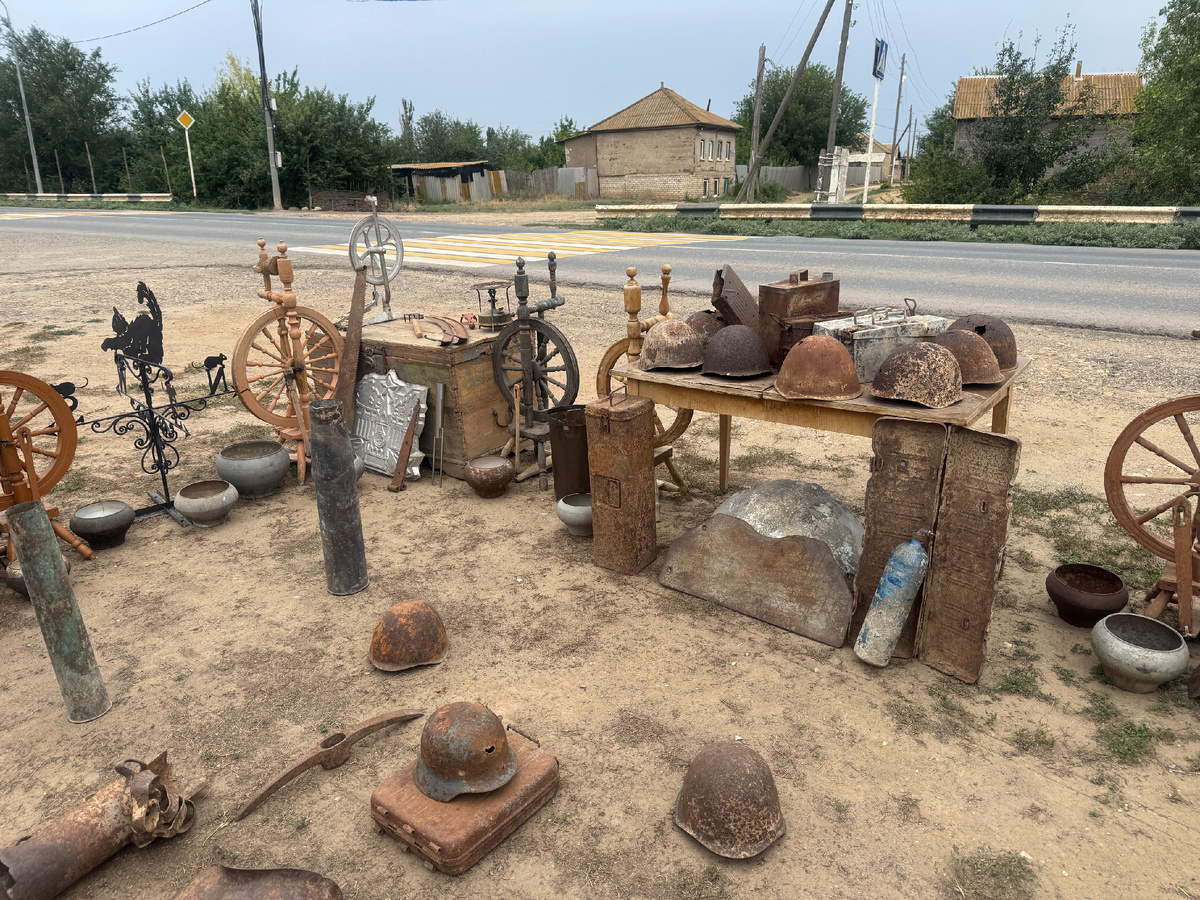 Гильзы, каски ( советские и немецкие), горшки, прятки, инструмент. 