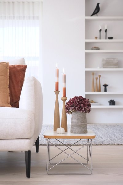 Оттенки бежевого текстиля и подсвечников напоминают об осени.