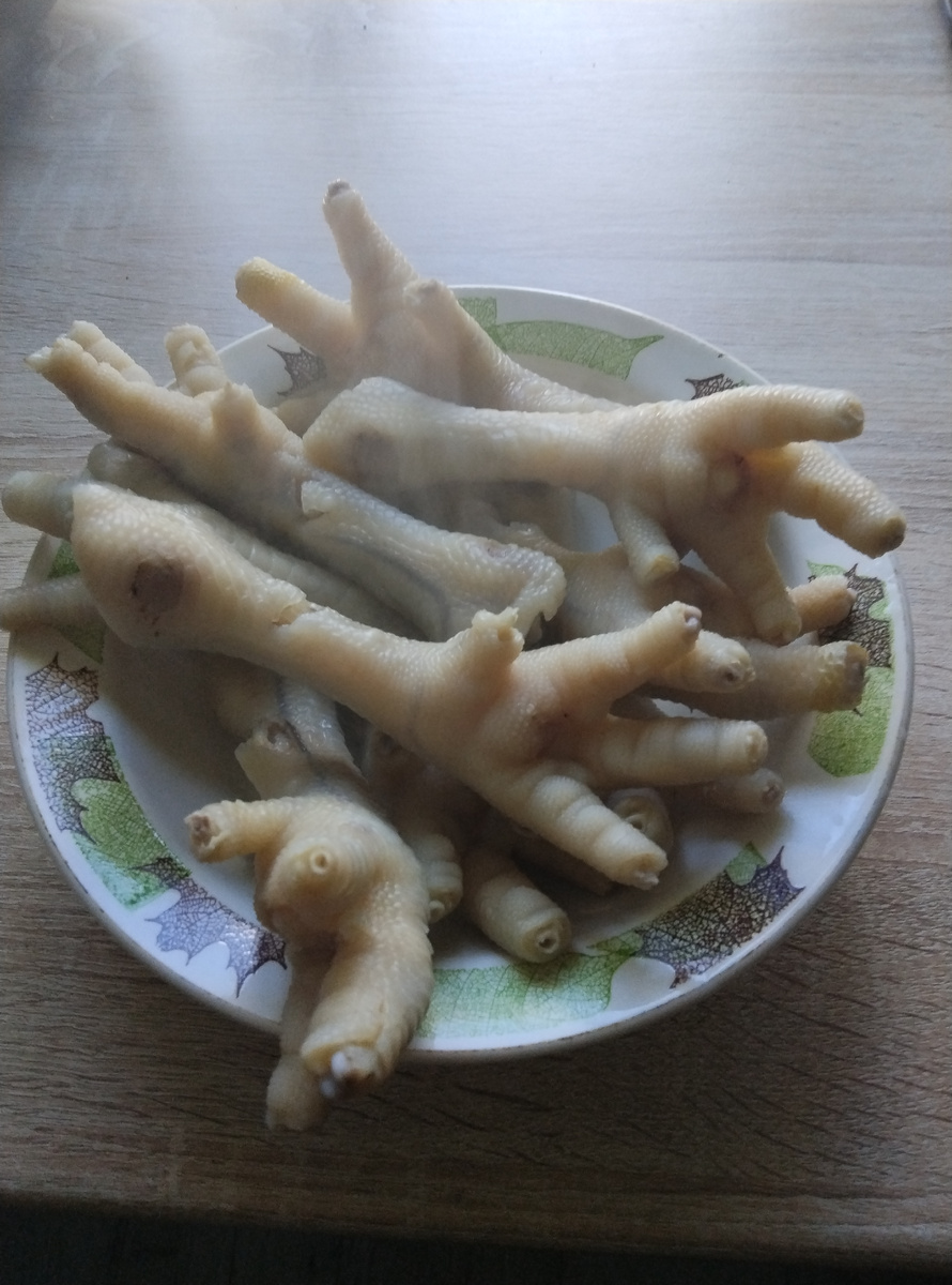 1. Приготовьте куриные лапки. Очистите от желтой пленки, грязи, хорошенько промойте.