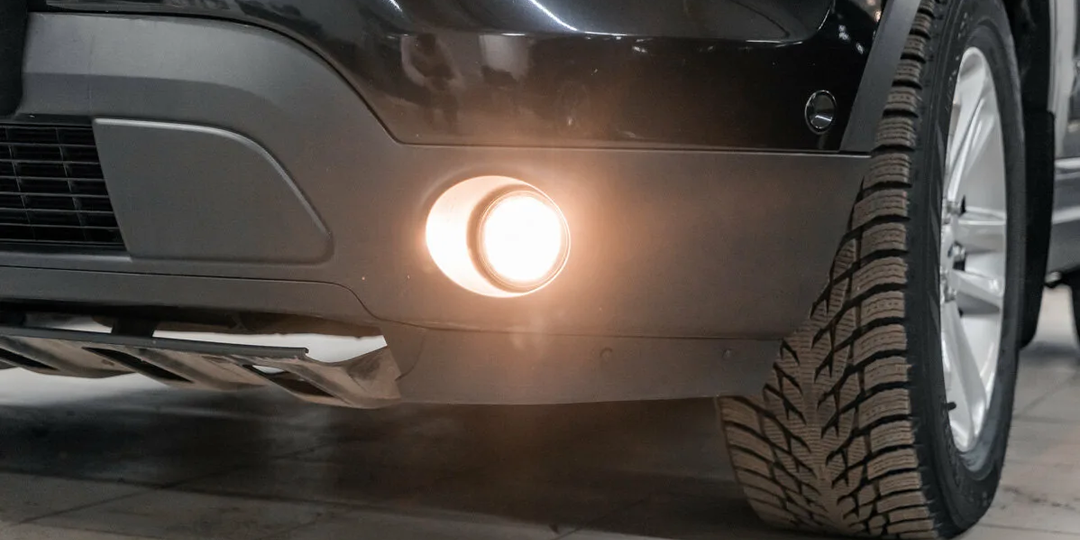 Противотуманки вместо ближнего света: Разрешено ли это в 2025 году? Отвечаем по ПДД
