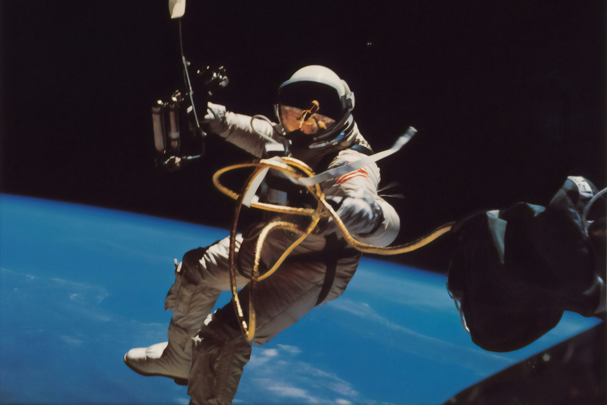     Путешествовать по космосу не получится: ученые выяснили, что человек в космосе стареет быстрее, чем на Земле