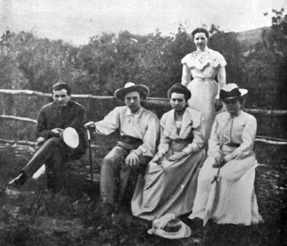 Сергей Рахманинов (второй слева) с  Еленой Крейцер (третья слева) и Сатиными на отдыхе в имении Красненькое летом 1899 г.  📷
