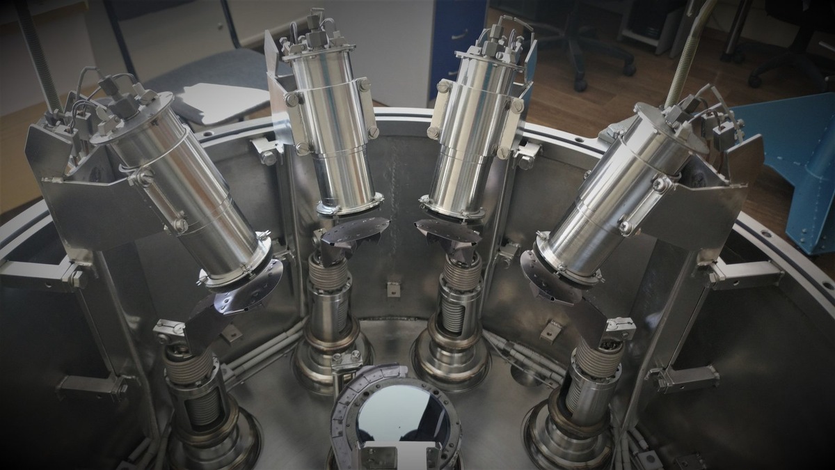   Ростовая часть установки изготовлена в экспериментальном цехе Института физики полупроводников