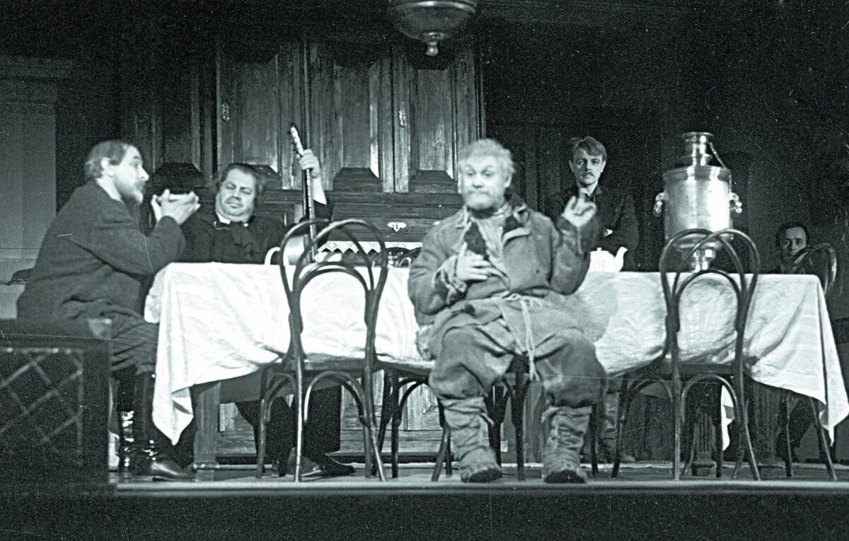 Сцена из спектакля "Мещане". Актёры: Е.Лебедев, П.Панков, Н.Трофимов, К. Лавров, О. Борисов (историк.РФ)