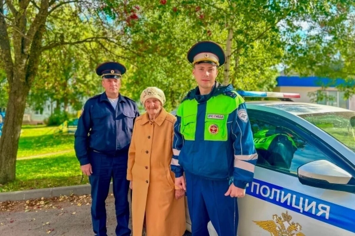    Полицейские помогли вернуться домой ветерану труда в Великих Луках