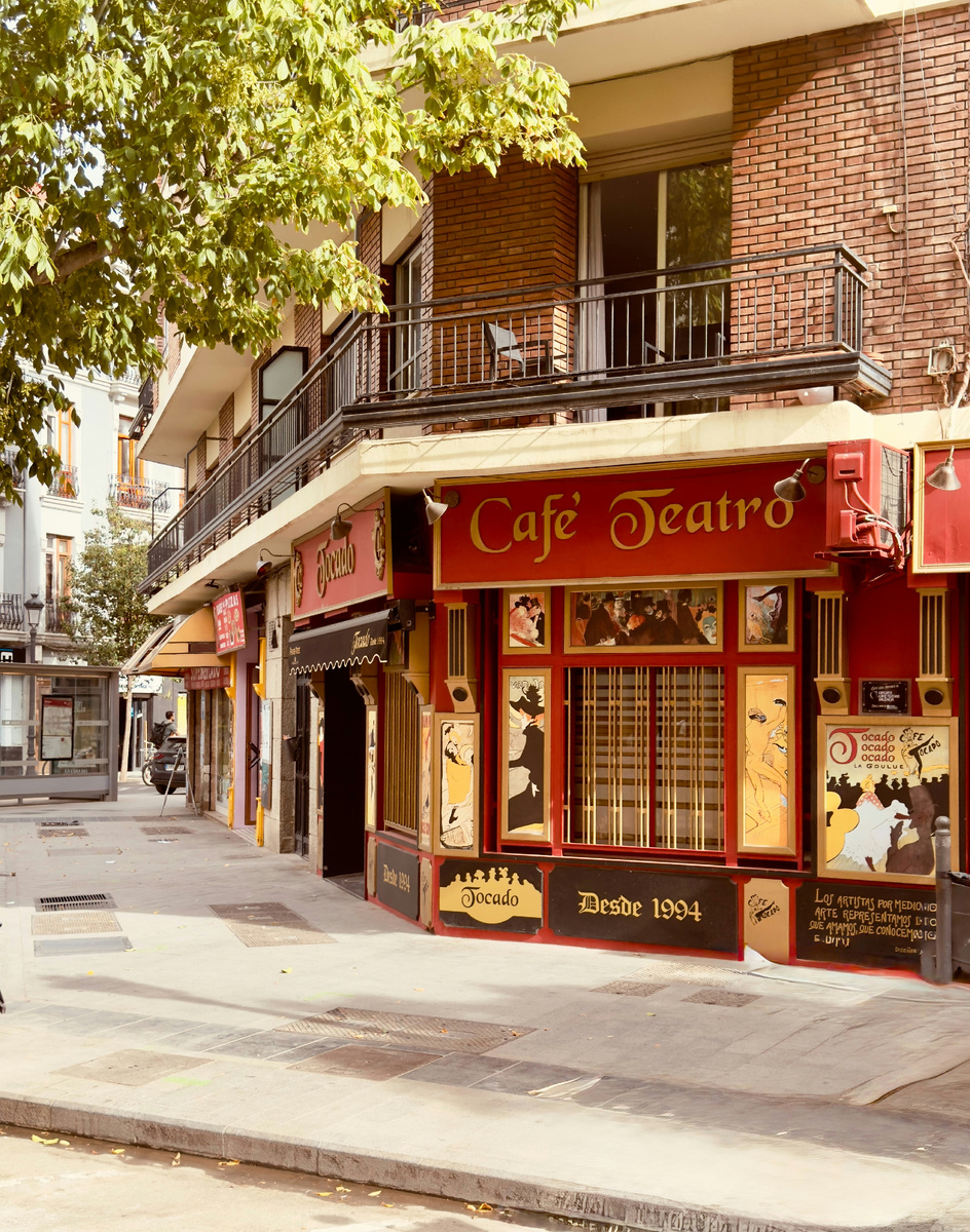 Мне захотелось проиллюстрировать простоту улиц Валенсии. Все фотографии взяты из  unsplash.com. Специально выбирала изображения обычных, нетуристических маршрутов. 