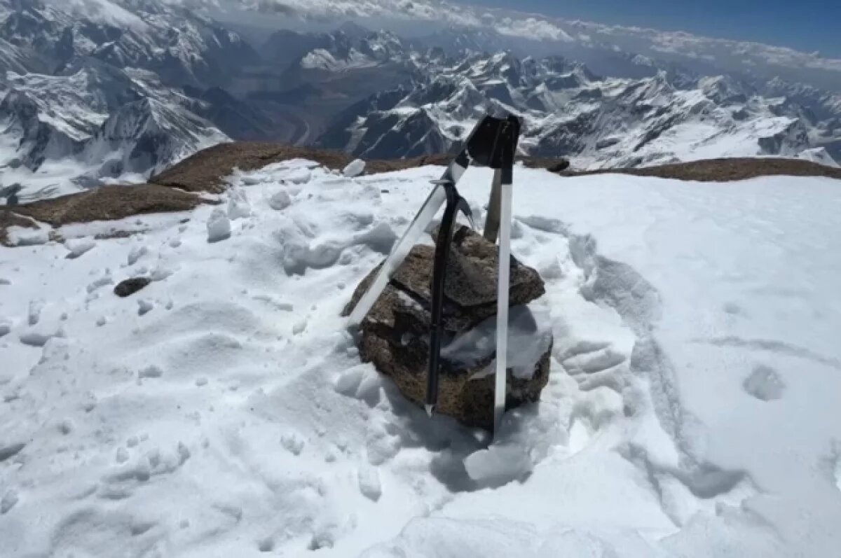    Александр Семёнов установил треногу на вершине