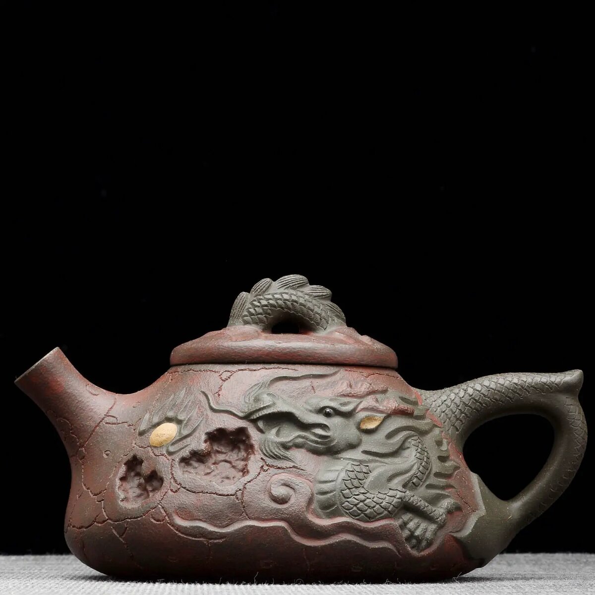 Чайник из исинской глины с ручной резьбой. Мастер – Гао Шуйбо