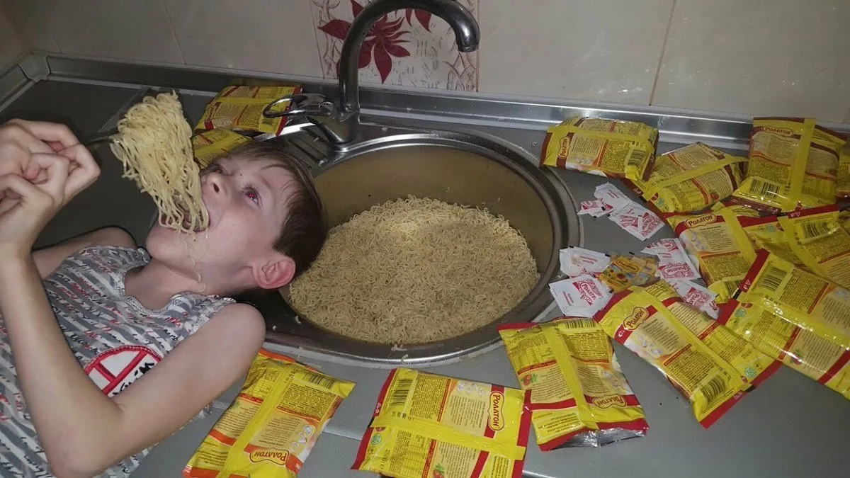 дети и доширак. Фото с Пинтерест.