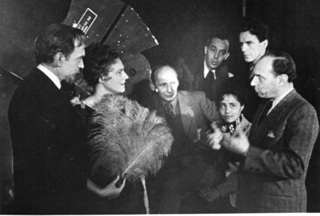 Архивное фото со съёмок фильма "Райнис" (1949): жестикулирует режиссёр Ю. Райзман, рядом - операторы И. Чен и А. Шеленков. Источник: https://sergei-muhanov.livejournal.com/165101.html?utm_medium=organic&utm_source=yandexsmartcamera.