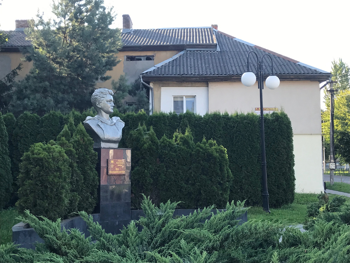 Бюст Героя Советского Союза Зои Космодемьянской авторства Николая Тищенко в сквере на пересечении улиц Космодемьянской и Тимирязева, куда он был перенесен из центра города в 2011 году. Фото автора