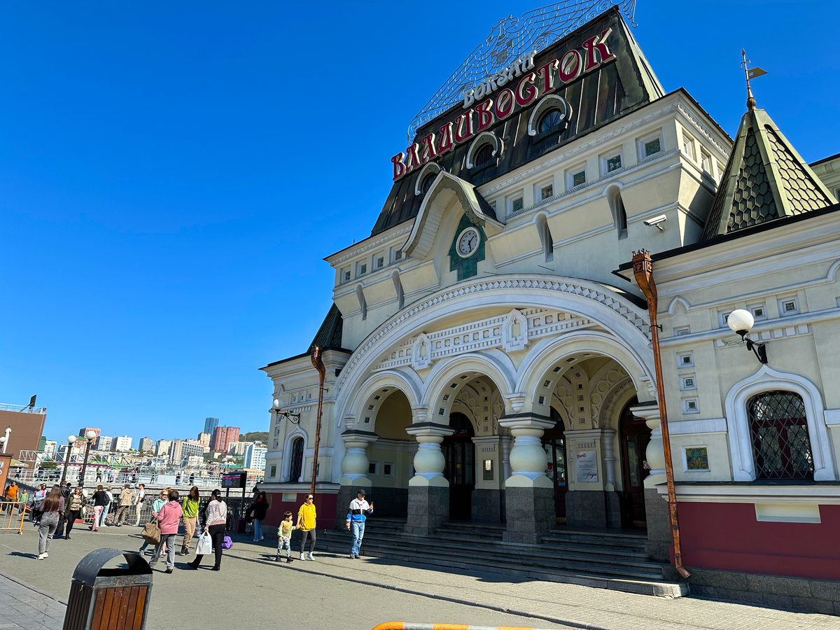 Железнодорожный вокзал Владивостока. Ехать до него из Москвы на поезде - неделю!