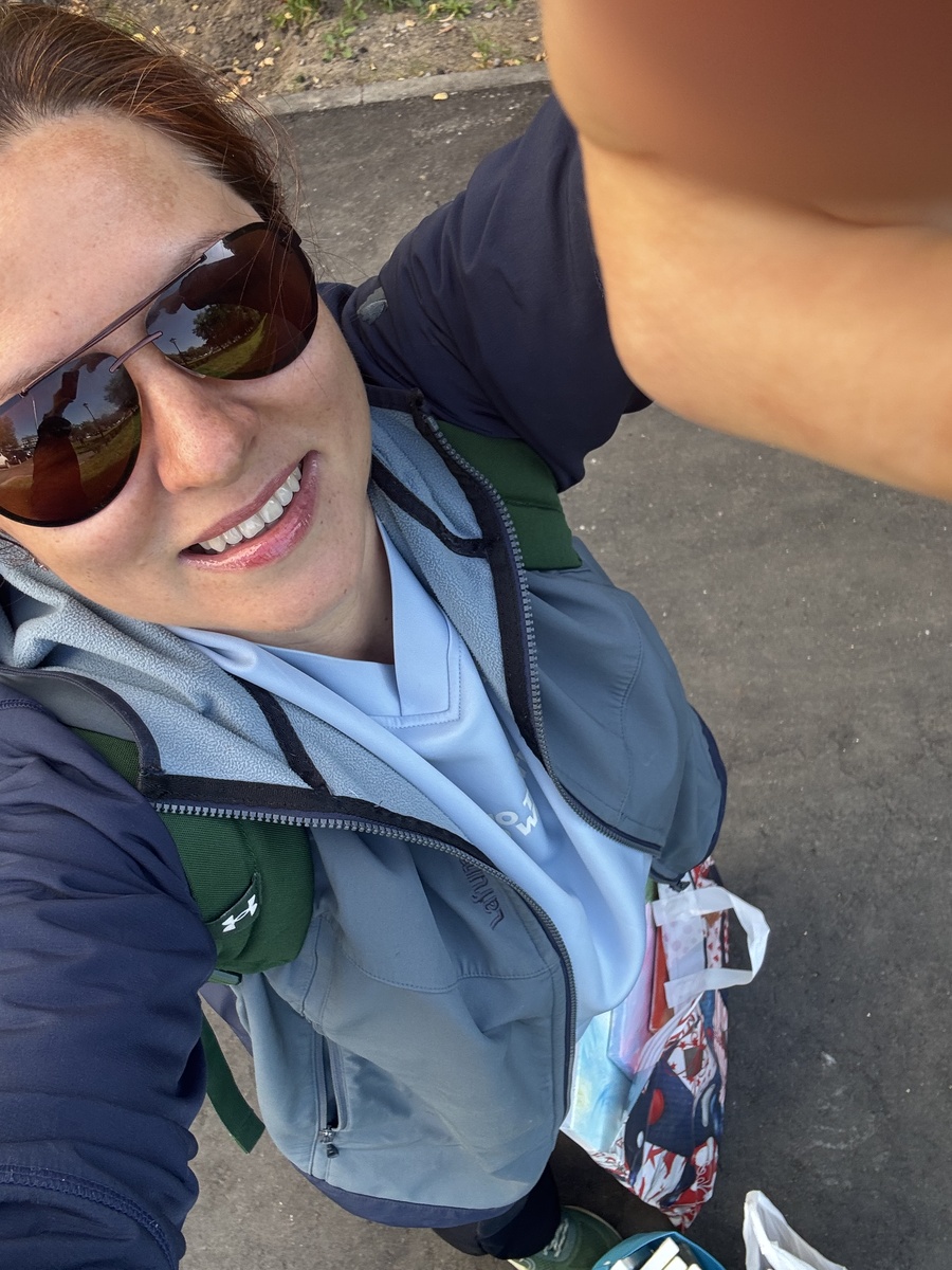 А это я на педсовет иду и картины на продажу несу свои.