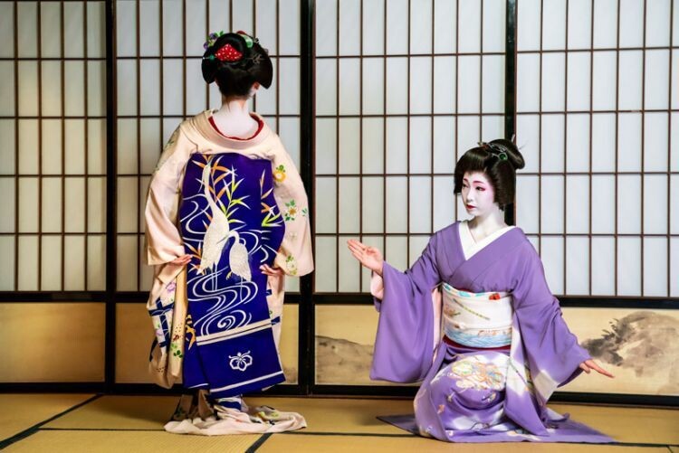 Танцующая майко и гейша