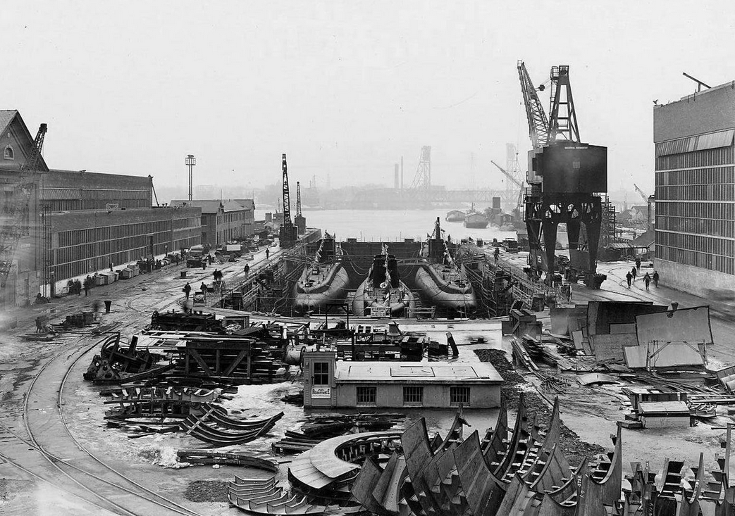 На верфи заложено несколько подводных лодок