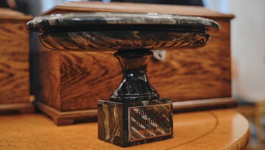    Эрмитажная премия, вручённая гендиректору Эрмитажа Михаилу Пиотровскому и греческому дирижёру Теодору Курентзису в рамках XI Санкт-Петербургского международного форума объединённых культур в сентябре 2025 года. Автор фото: t.me/kult_spb