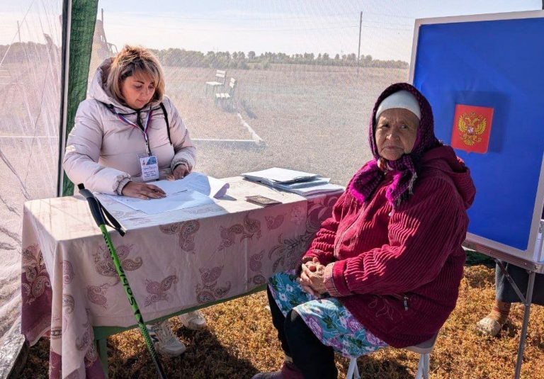    В Оренбуржье жители посёлка Всходы смогли проголосовать в выездной палатке Оренбуржье
