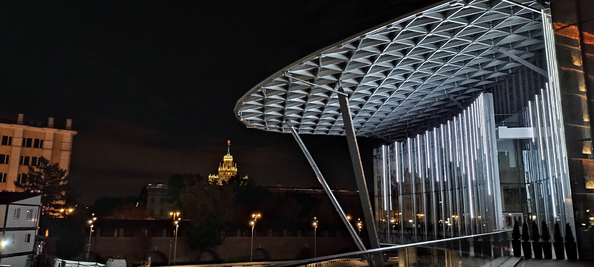 Вид на высотку на Котельнической набережной из парка Зарядье. Видно звезду