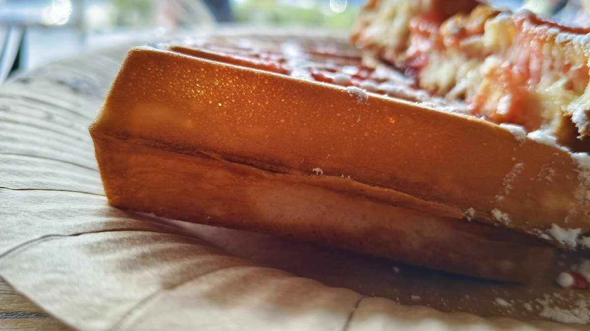 Прозрачная хрустящая вафельная корочка.