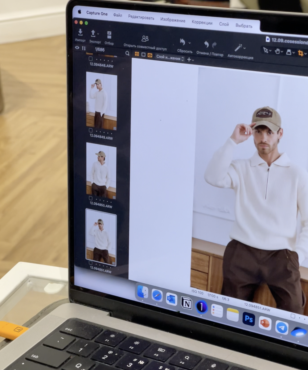 В модельном мире важна не только внешность. Даже самая яркая харизма может «раствориться», если у вас нет качественного портфолио. Это не просто фотографии — это ваш главный инструмент, с которым вы приходите на кастинги, отправляете заявки в агентства и создаёте образ в социальных сетях.