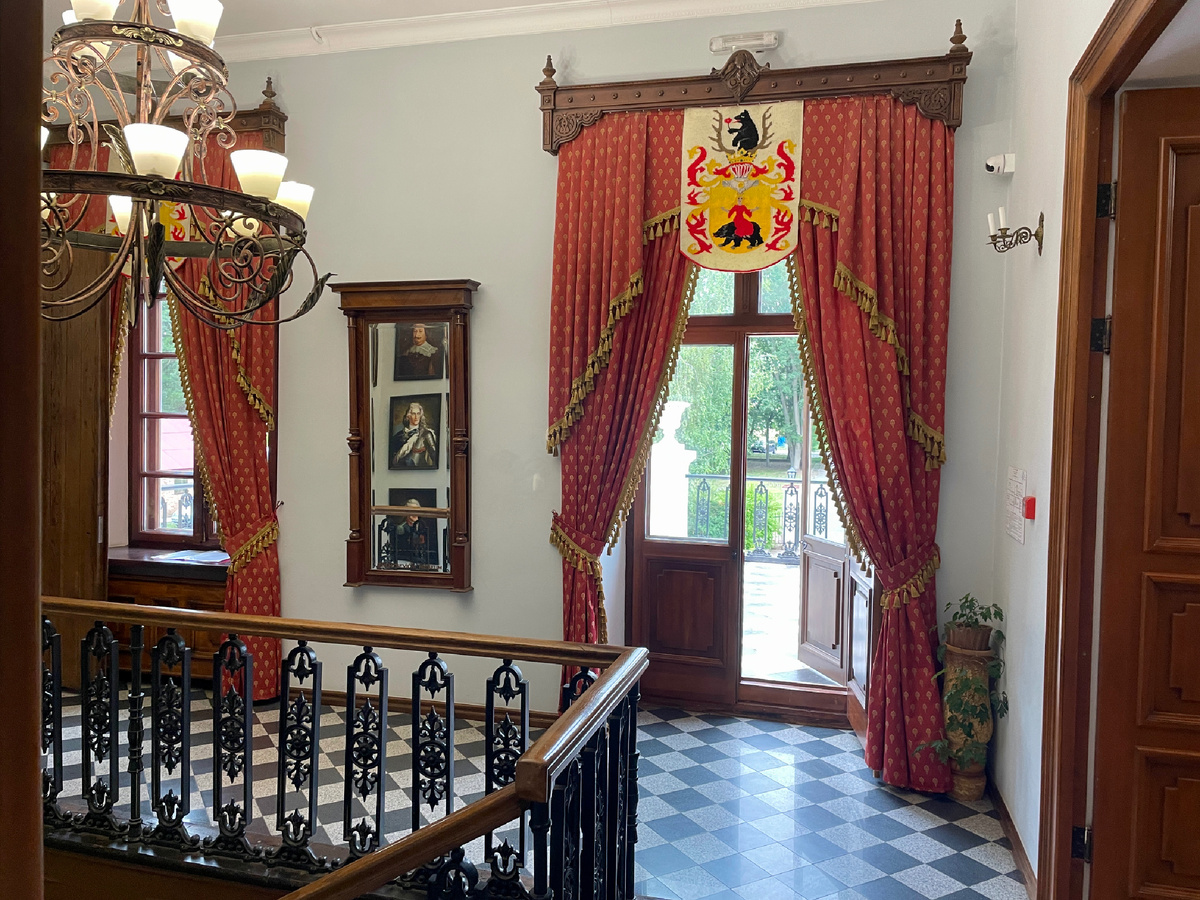 На втором этаже усадьбы 