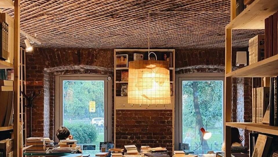 Книги и кофе: 9 адресов для читательских прогулок по Петербургу