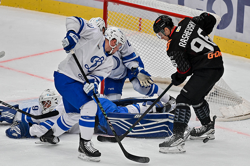    Нападающий «Авангарда» Дмитрий Рашевский (в черном) у ворот московского «Динамо».ХК «Авангард»