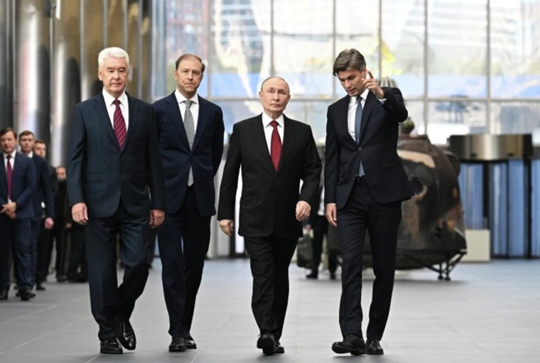 Путин в новом Национальном космическом центре
Фото:Сергей Бобылев / РИА Новости