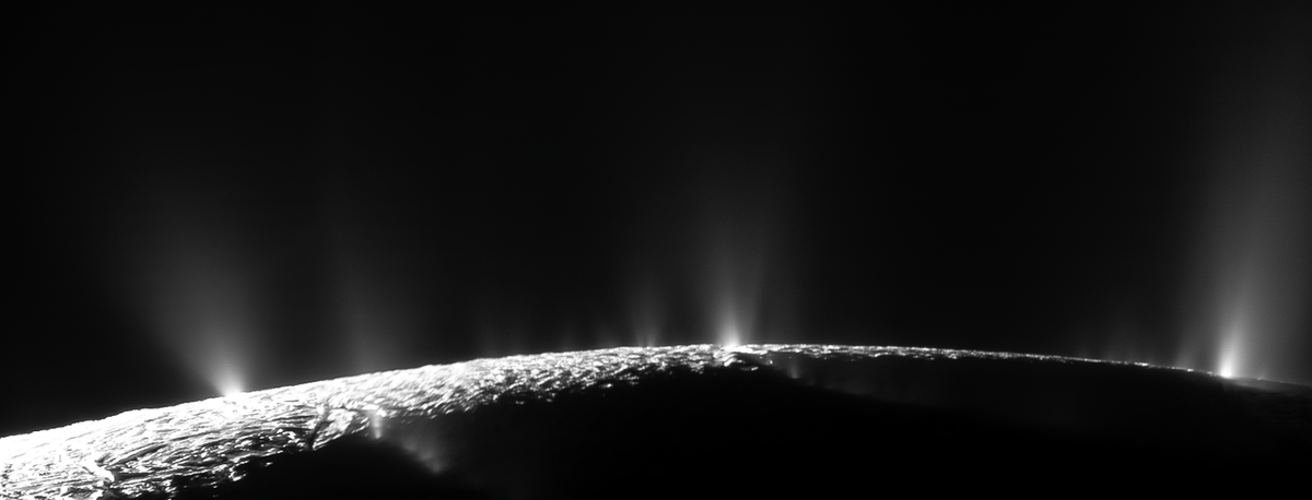 Недавнее открытие позволяет предположить, что на Макемаке могут существовать метановые гейзеры, подобные водяным гейзерам, сфотографированным здесь, на Энцеладе (Источник: Кевин Джилл)