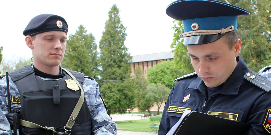 Смоленские судебные приставы помогли пострадавшей от мошенников женщине вернуть деньги