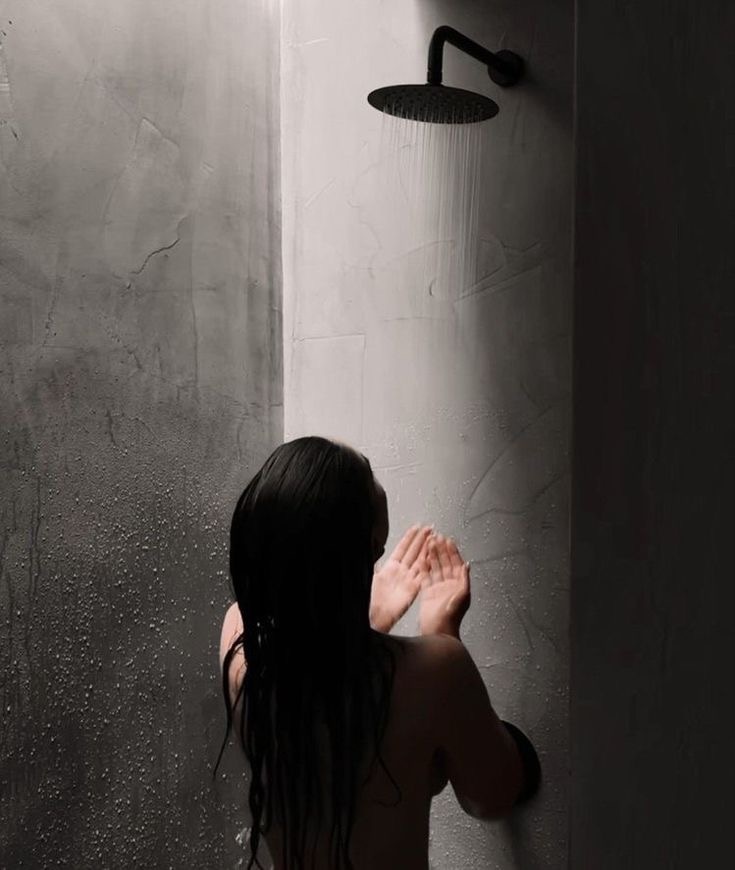 Я хочу поговорить с тобой. Да, именно с тобой — женщиной, которая прямо сейчас, читая эти строки, мысленно составляет список покупок и планирует ужин. С женщиной, для которой словосочетание «время для себя» звучит как научная фантастика.
Мы вечно ждем. Ждем отпуска, выходных, того самого вечера, когда все дела будут сделаны... А жизнь проходит в этом бесконечном зале ожидания. Но что, если для «перезагрузки» не нужен целый вечер? Что, если достаточно одной минуты?
Забота о себе — это не часы, проведенные в спа. Это короткие, осознанные моменты, которые мы воруем у рутины, чтобы вернуться к себе.
Именно для таких моментов и создан Бальзам-ополаскиватель Экспресс-уход от «Индекс Натуральности». Это не компромисс, а умный инструмент, который работает быстро, пока вы отдыхаете.
Вот простой ритуал, который изменит ваше утро:
1. Нанесите бальзам. После шампуня, распределите его по волосам. Он сразу же начнет работать, смягчая и разглаживая их.
2. Закройте глаза. А теперь — самое главное. Ровно на одну минуту. Не нужно ни о чем думать.
3. Дышите и чувствуйте. Сосредоточьтесь на ощущениях: вот прохладная текстура бальзама, вот теплые струи воды. Сделайте три медленных вдоха и выдоха.
Это ваша минута. Весь мир за дверью ванной подождет.
Вы выйдете из душа не просто с гладкими, послушными волосами. Вы выйдете чуточку другой — более спокойной и центрированной. Иногда для этого достаточно одной правильной минуты.
