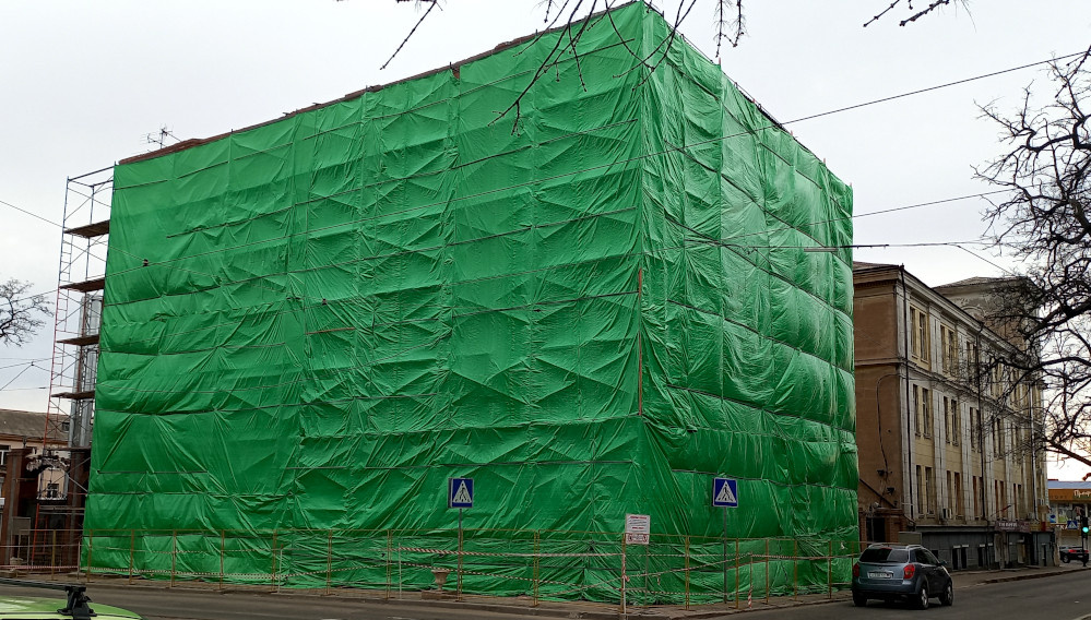 Гостиница «Великобритания» в состоянии ремонта. Фото: апрель 2024 года