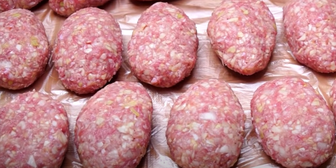 Лук в котлеты: резать, тереть или молоть? Главный кулинарный секрет, над которым ломают головы даже опытные хозяйки.