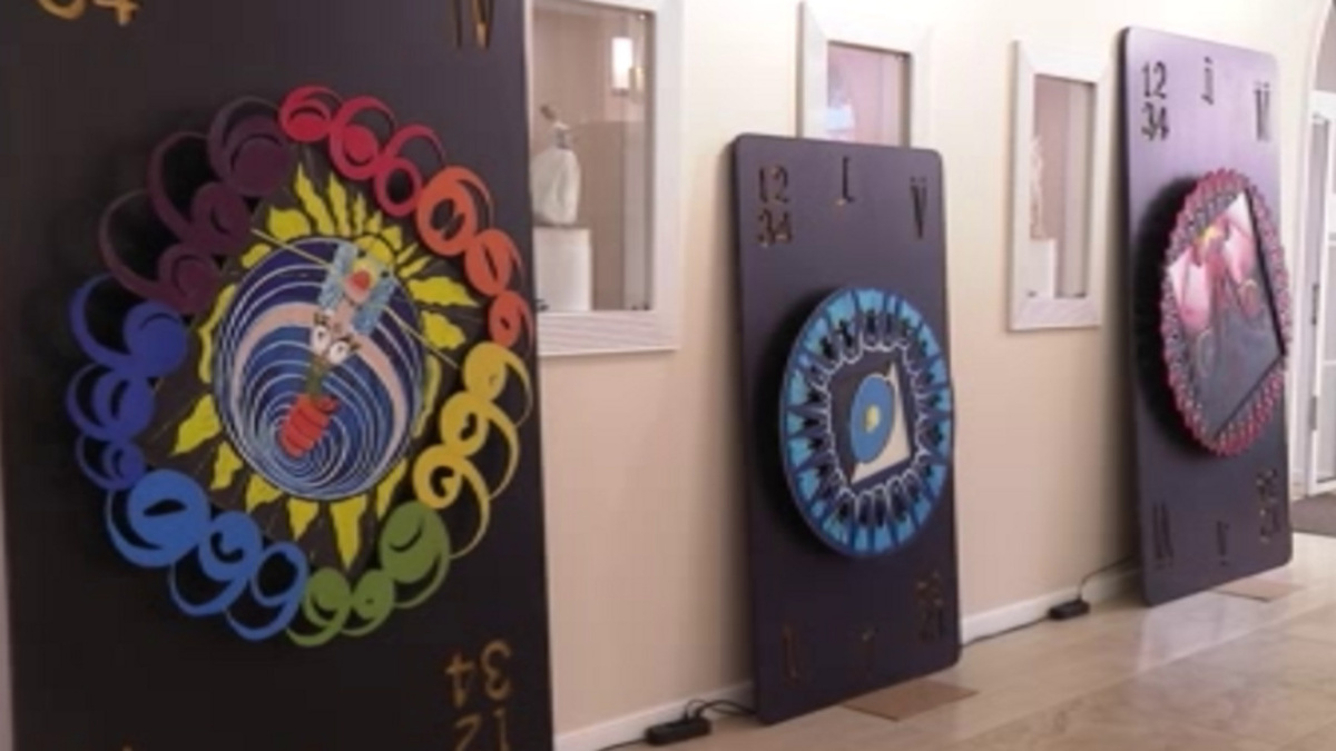    В Курске открылась выставка кинетико-психоделических картин