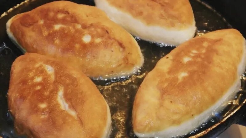 Жареные пирожки на сковородке