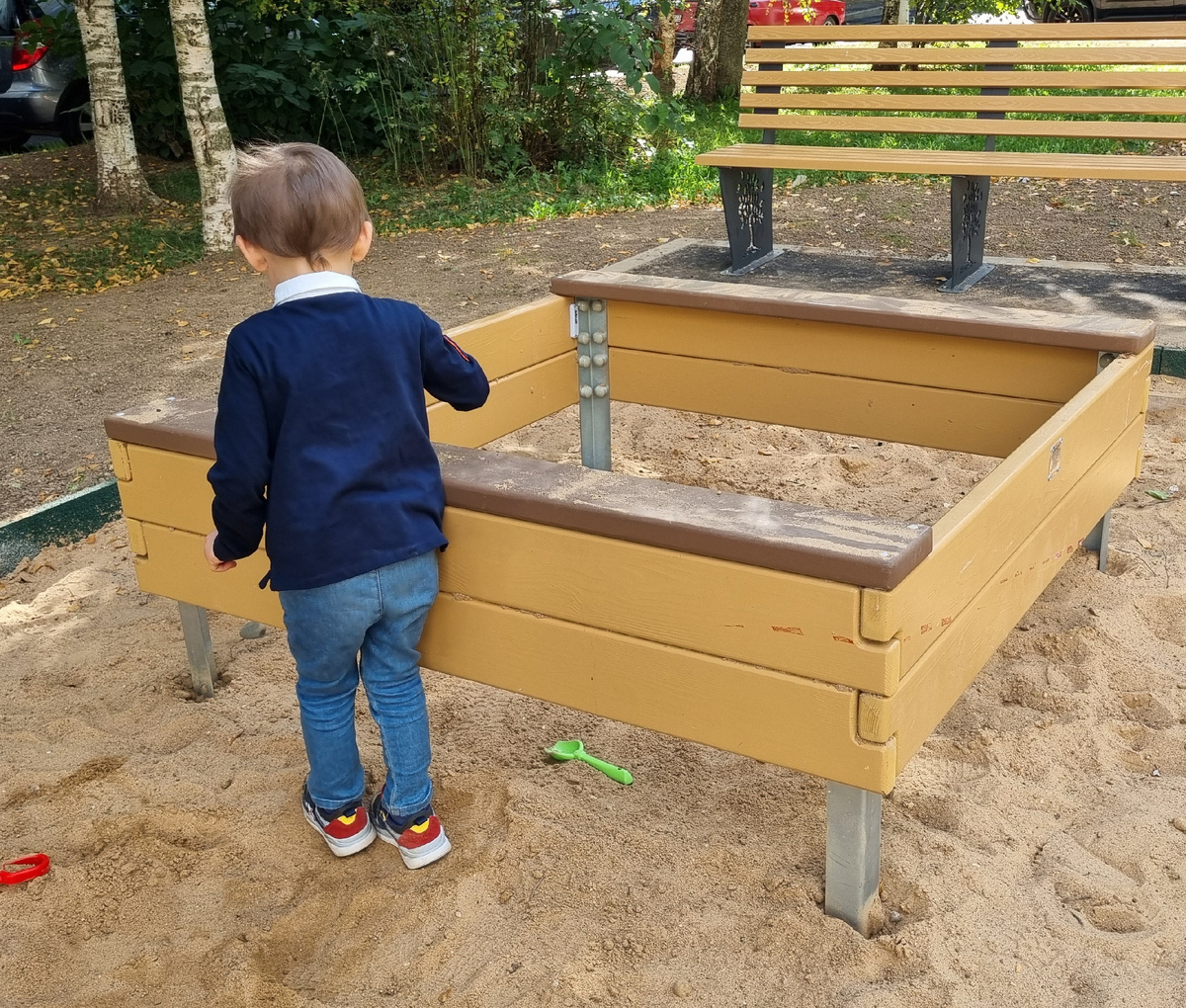 Где бы мы не были, мы попадём в песочницу и на детскую площадку. Тут работы много очень. На другую у мамы не остаётся времени)