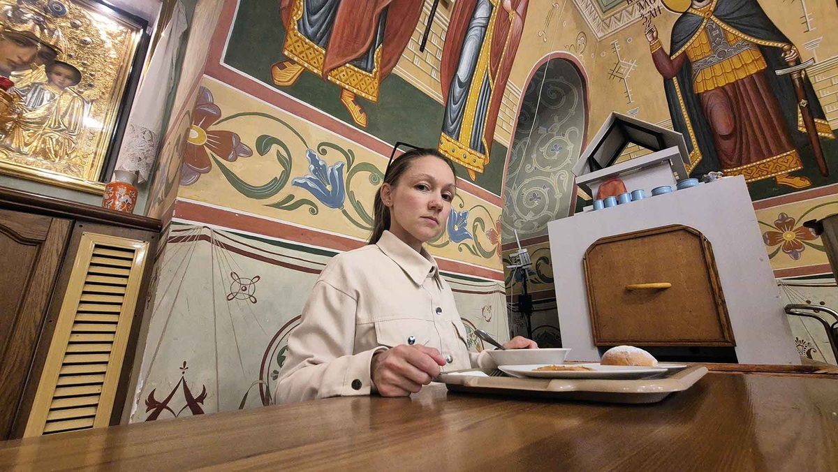 Эта трапезная работает в старинной церкви Сергия Радонежского на территории Высоко-Петровского монатыря