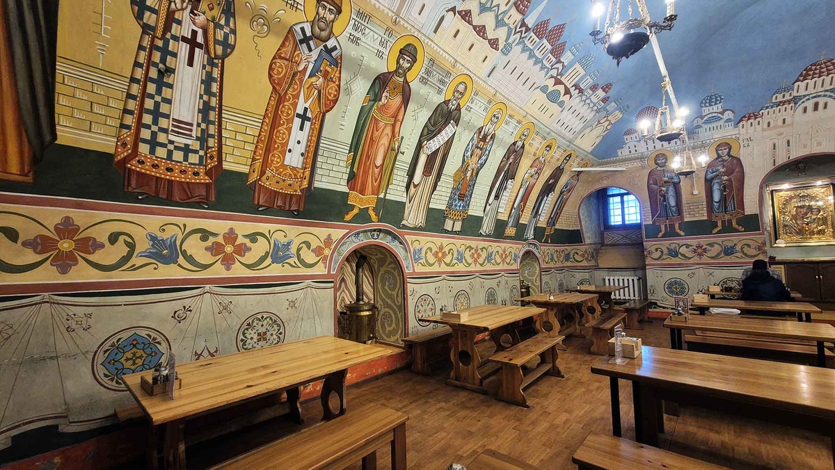 Храм построили по указу Петра I по образу и подобию трапезной церкви в Троице-Сергиевой лавре