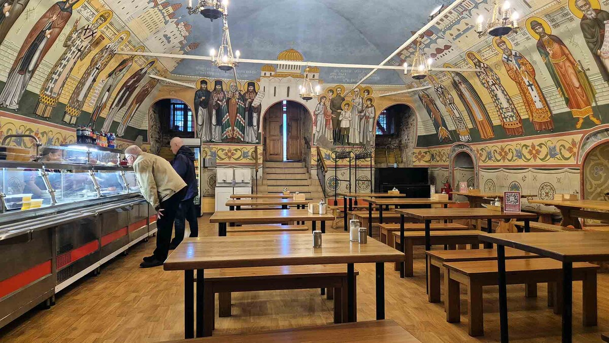 Храм с трапезной был построен в благодарность Сергию Радонежскому. За стенами Троице-Сергиевой лавры Петр I укрывался от стрелецкого бунта во время борьбы за власть с сестрой Софьей. Листайте галерею, чтобы увидеть ещё фото