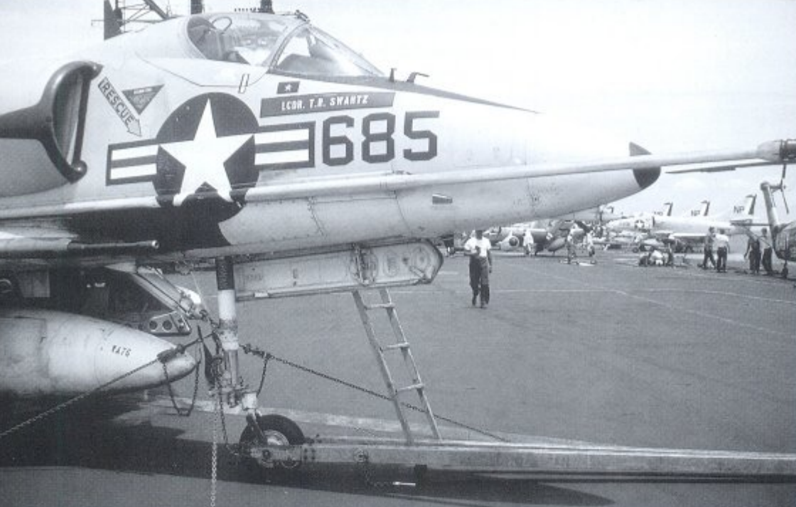 А-4С (BuNo 148609) Теодора Шварца с нанесенной отметкой о победе в виде красного флага с желтой звездой (Osprey Publishing)