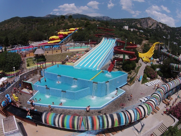 Желтая справа - это моя отдельная фобия, на двойном «банане» резкое падение вниз и подъём вверх… Каждый раз думал что низвергаюсь слишком рано в Ад, но нет, ещё моё время не пришло.