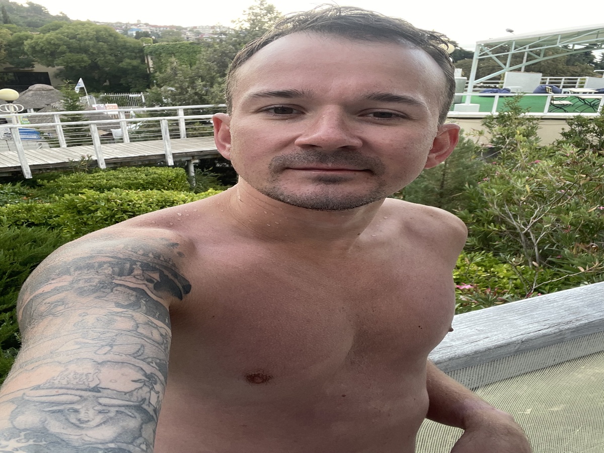 Я тут с этими вашими защитными кремами загорал не очень равномерно, но по итогу выровнялось.