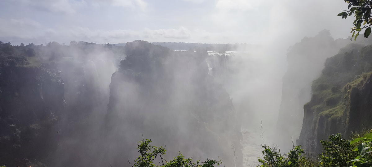 Клубы воды над водопадом