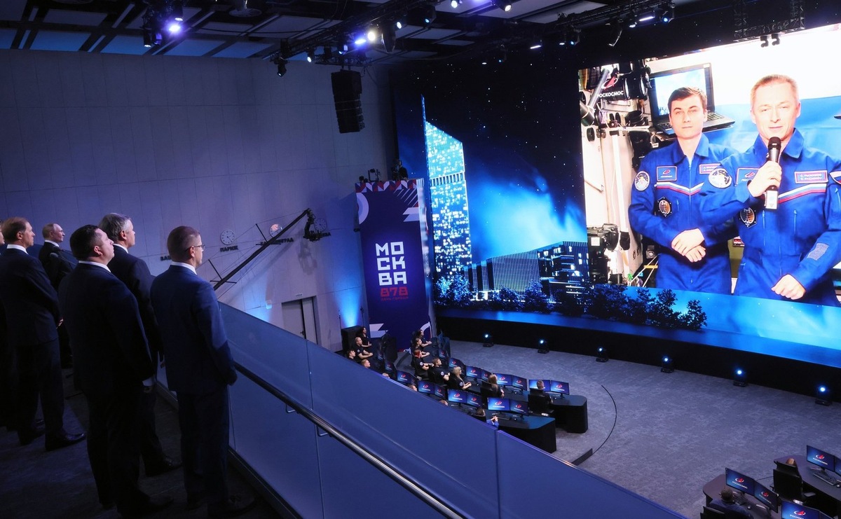   Сеанс связи в НКЦ с российскими космонавтами на МКС