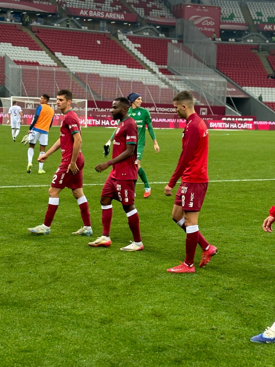 Новичок "Рубина" крайний защитник - Андерсон Арройо (по центру). Фото: Уличный футбол.